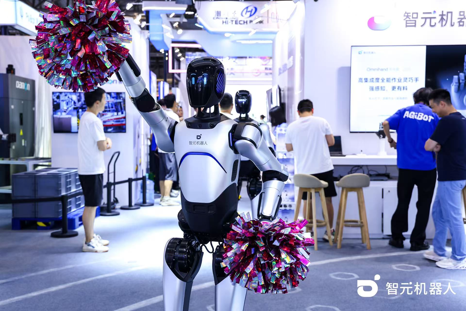 NG28机器人 WAIC 首日展台火爆，机器人家族集体打工忙不停